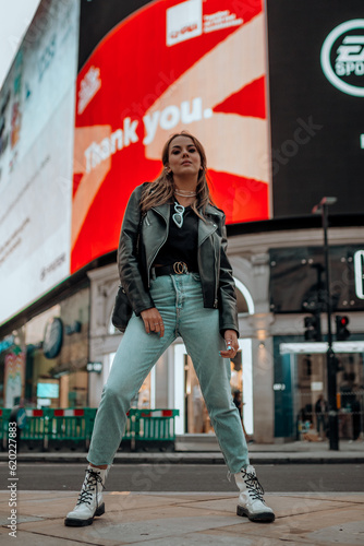 fotografia de uma linda mulher feliz na cidade