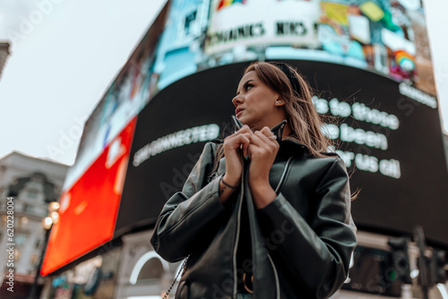 fotografia de uma linda mulher feliz na cidade