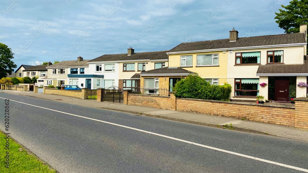 Obraz premium Private houses for the family. Acquisition of real estate. Beautiful landscape. A sunny day in Ireland.