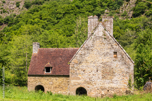 Maison de pierre locale, semblant inhabitée,  en Suisse Normande