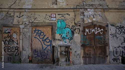 Baufälliges Haus mit englischer Aufschrift 