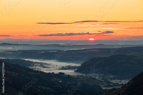 Lever de soleil sur les contreforts du Puy Mary, depuis Pas-de-Peyrol photo