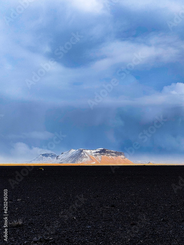 Un paesaggio desolato in una gigantesca spiaggia nera islandese 