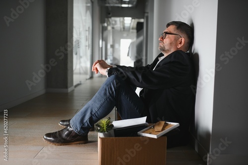 Cuadro en lienzo Old male employee in dismissal concept