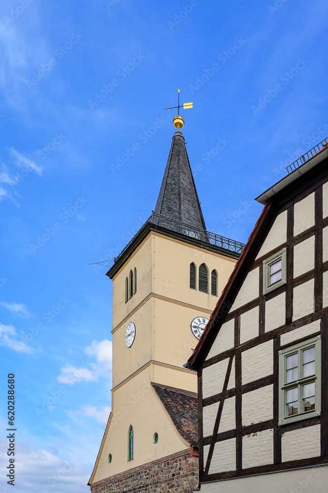 Foto de Die historische Altstadt von Beelitz wird überragt vom Turm der