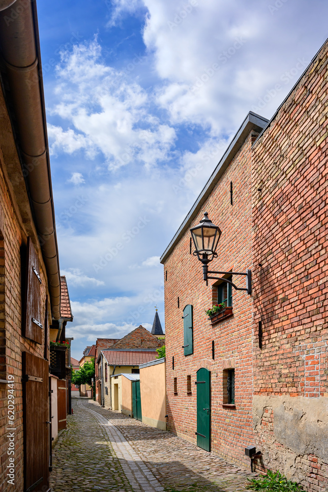 Fotka „Enge Gassen prägen die historische Altstadt von Beelitz, im