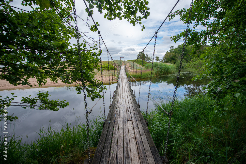 Obraz premium Suspension bridge across the river