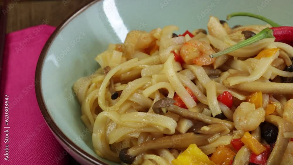 nouilles sautées aux crevettes et champignons nouilles sautées aux crevettes et champignons