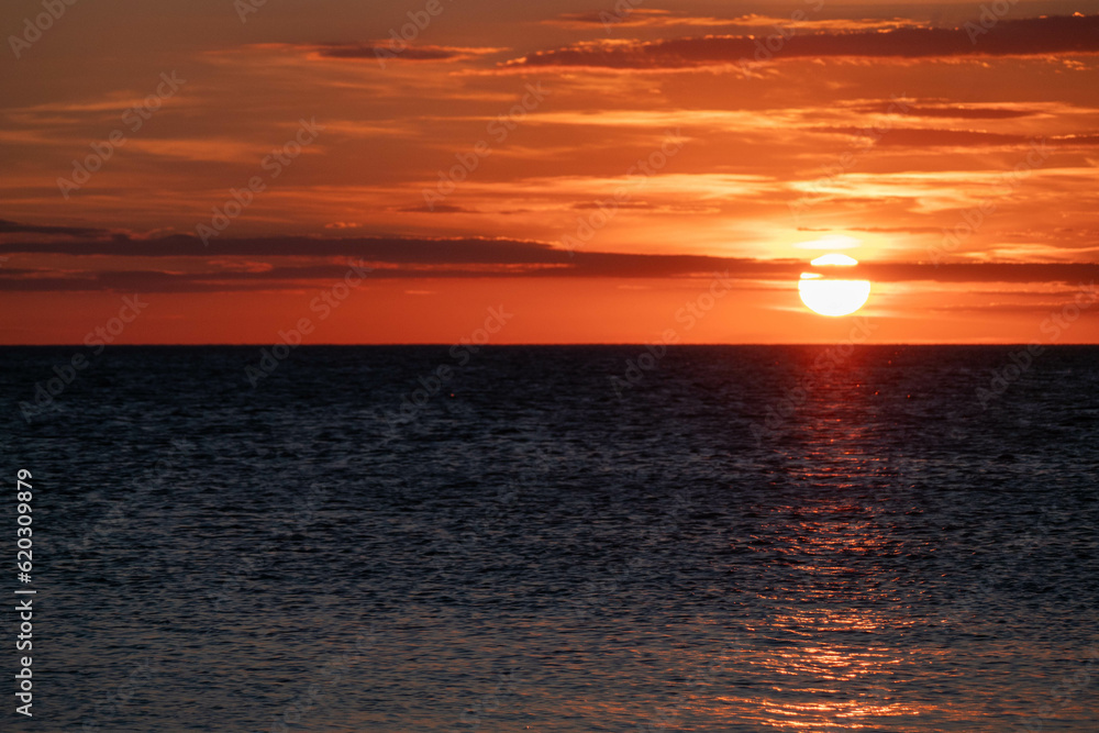 Sonnenuntergang auf der Insel Rügen Nähe Dranske an der Ostsee