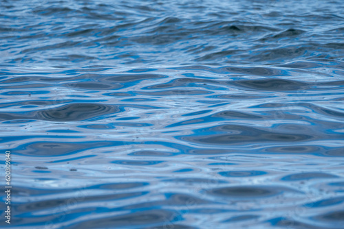 Nahaufnahme Wellenbewegung Ostsee in blau © dreakrawi