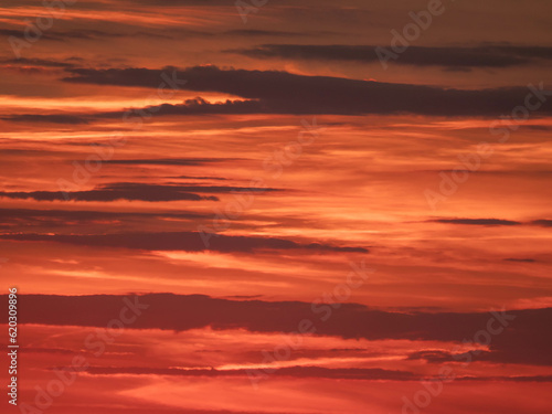 roter Himmel im Sonnenuntergang mit dramatischen Wolken