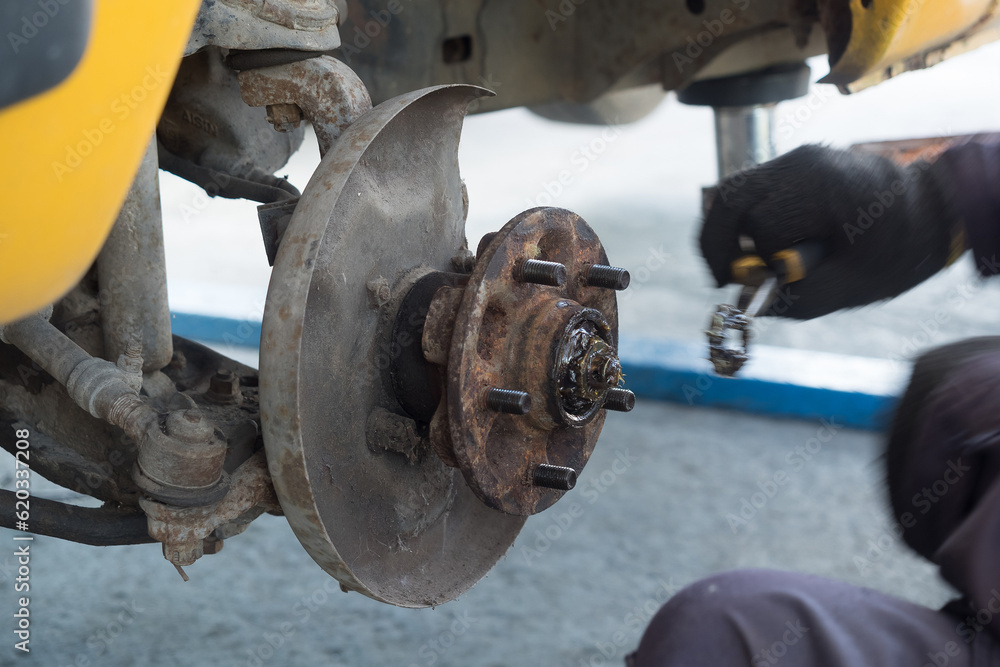 Remove the old disc brakes to replace them with new ones. Remove the old disc brakes to replace them with new ones.