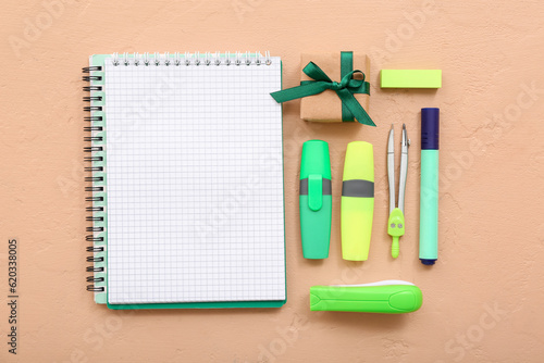 School supplies flat lay wi...