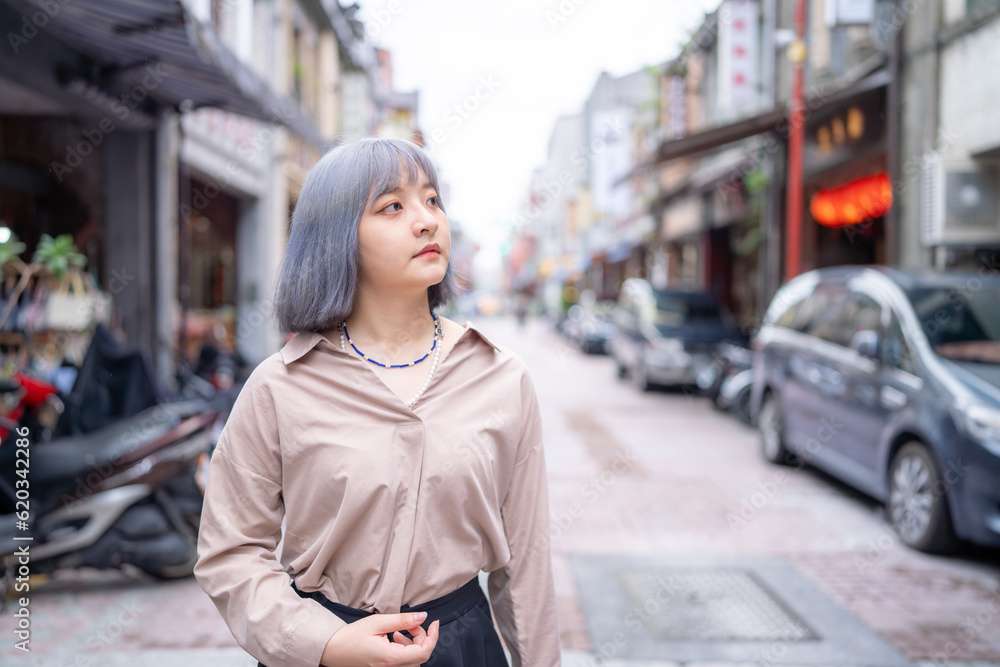 台湾人女性が台北の迪化街を観光する風景 A Taiwanese woman sightseeing in Taipei's Dihua Street 