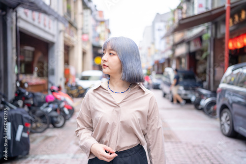 台湾人女性が台北の迪化街を観光する風景 A Taiwanese woman sightseeing in Taipei's Dihua Street 