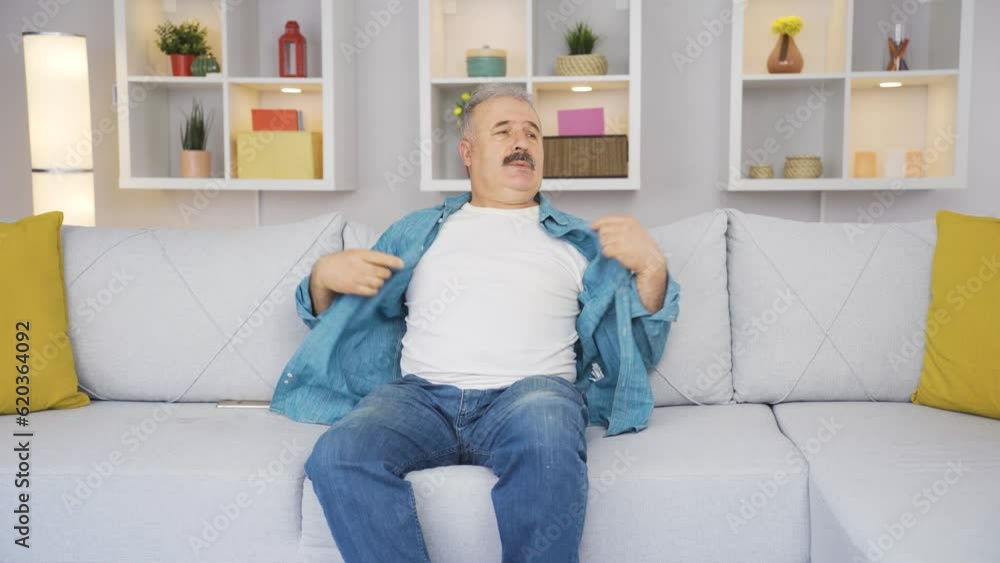 The old man is suffocating from the heat at home The old man is suffocating from the heat at home