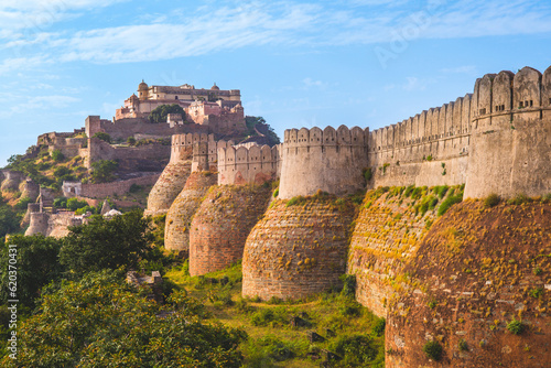 Kumbhalgarh fort and wall in rajasthan, india photo