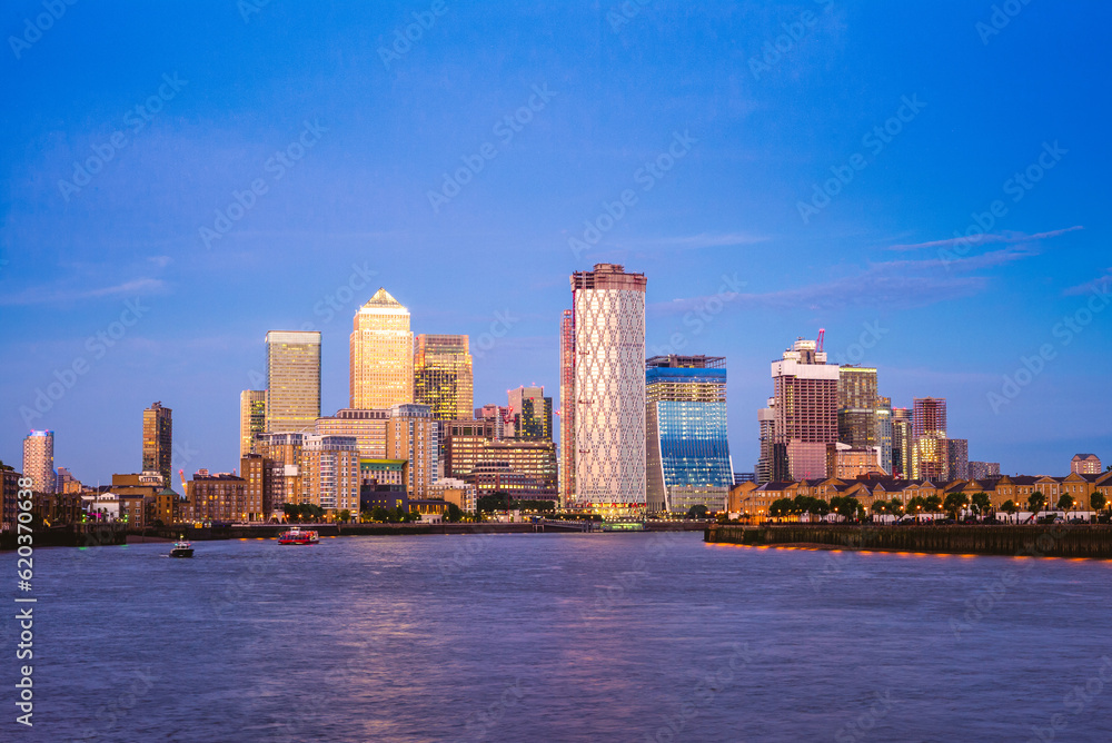 Fototapeta premium london skyline at Canary Wharf by river thames