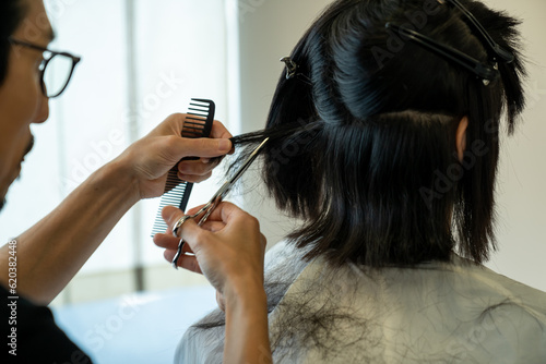 美容院でヘアカットする女性