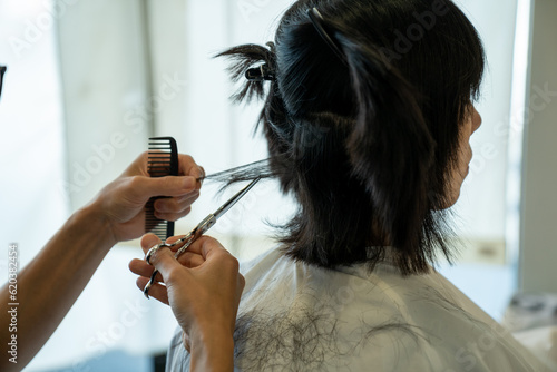 Tapety artystyczne 美容院でヘアカットする女性