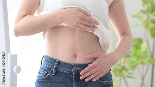 ダイエット成功などの明るいイメージの女性のウェストやお腹周りのスロー動画　撫でる 顔無し	
