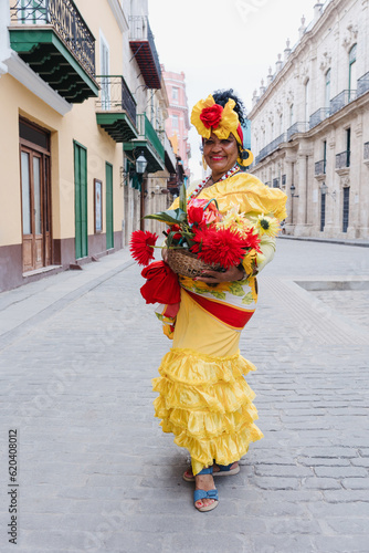 Canvas Print Cuban woman called canasteras with habano flowers and typical costume in La Hava