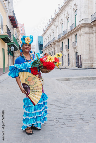 Canvas Print Cuban woman called canasteras with habano flowers and typical costume in La Hava