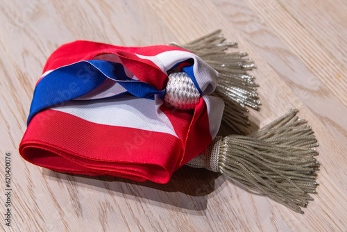 une echarpe tricolore de maire en France 