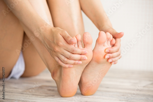 足を触る女性 photo