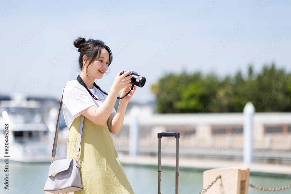 Obraz premium カメラを持つ女性