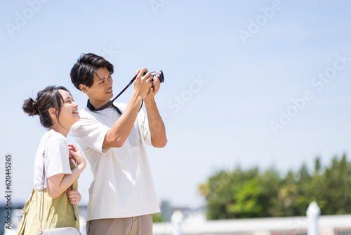 Plakat 写真を撮る男女