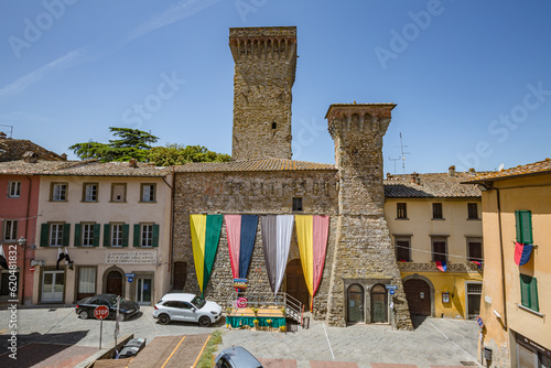 Foto Lucignano, Italy - 23 of May 2022: Walking small historic town Lucignano