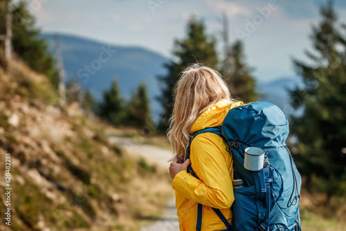 Leinwand Poster Woman hiking in mountain