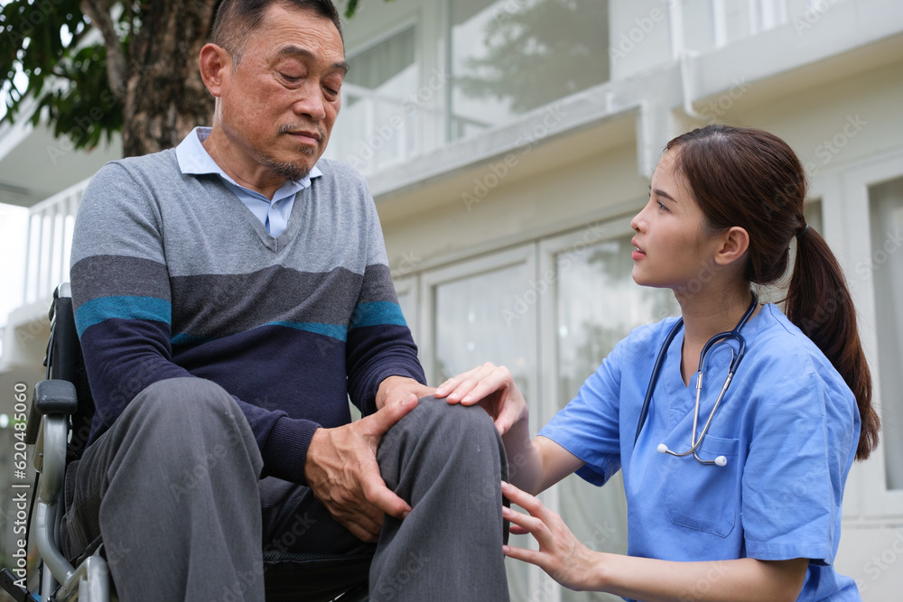 Obraz premium A nurse is caring for the elderly at home.