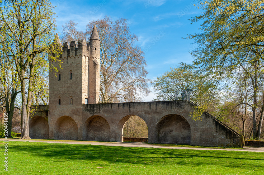 Fototapeta premium Ehemalige Stadtmauer mit Heidentürmchen in Speyer. Region Pfalz im Bundesland Rheinland-Pfalz im Deutschland