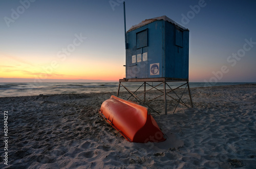 Wieża ratownicza na bałtyckiej plaży, Cołpino, Polska