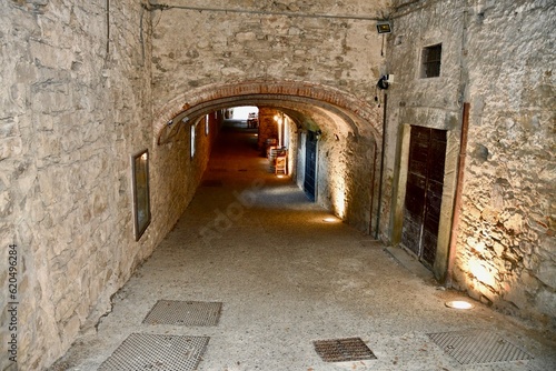 Fototapeta Naklejka Na Ścianę i Meble -  Percorso sotterraneo legato   alle mure medievali della città di Castellina in Chianti  in provincia di Siena.