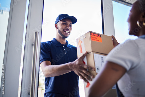 Foto Ecommerce, happy delivery man with box and woman at her front door
