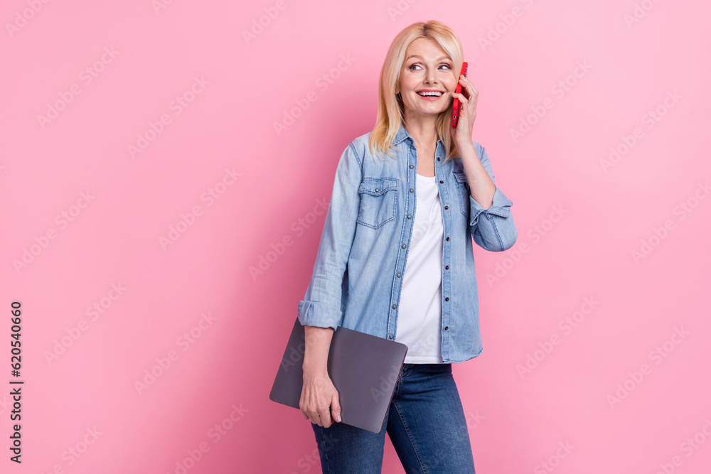 Photo of retired professional lady hold laptop apple macbook taking colleagues iphone pro max look banner isolated pink color background Photo of retired professional lady hold laptop apple macbook taking colleagues iphone pro max look banner isolated pink color background