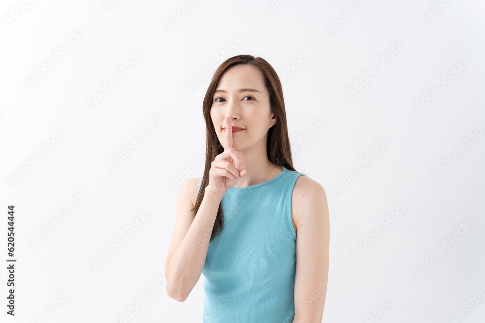 口に指を当てる日本人女性 口に指を当てる日本人女性