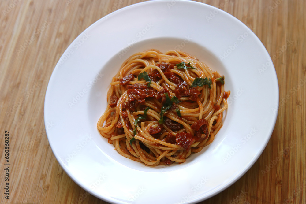 Frische Spaghetti mit Tomaten und Basilikum