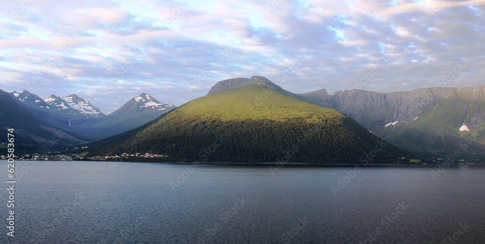Paysage de Norvège ( Juillet 2022) Photo prise au lever du soleil vers