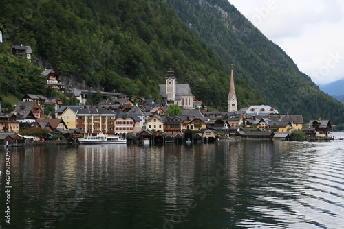 Austria's Scenic Village Enveloped by Majestic Mountains and a Sparkling Lake © Foto