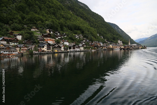 Austria's Scenic Village Enveloped by Majestic Mountains and a Sparkling Lake © Foto