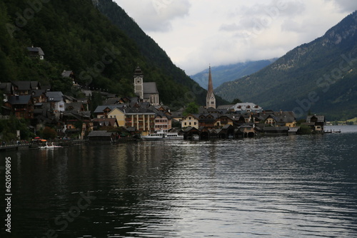 An Austrian Village Embraced by Towering Mountains and a Crystal-Clear Lake © Foto