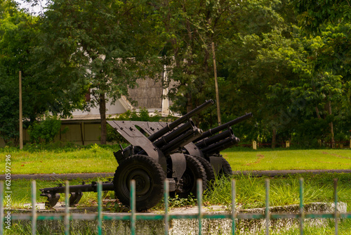 Foto A defunct cannon is displayed on the green grass