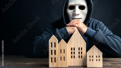 Foto Burglar thief considering to choosing for stealing uninhabited houses in city in black dark background
