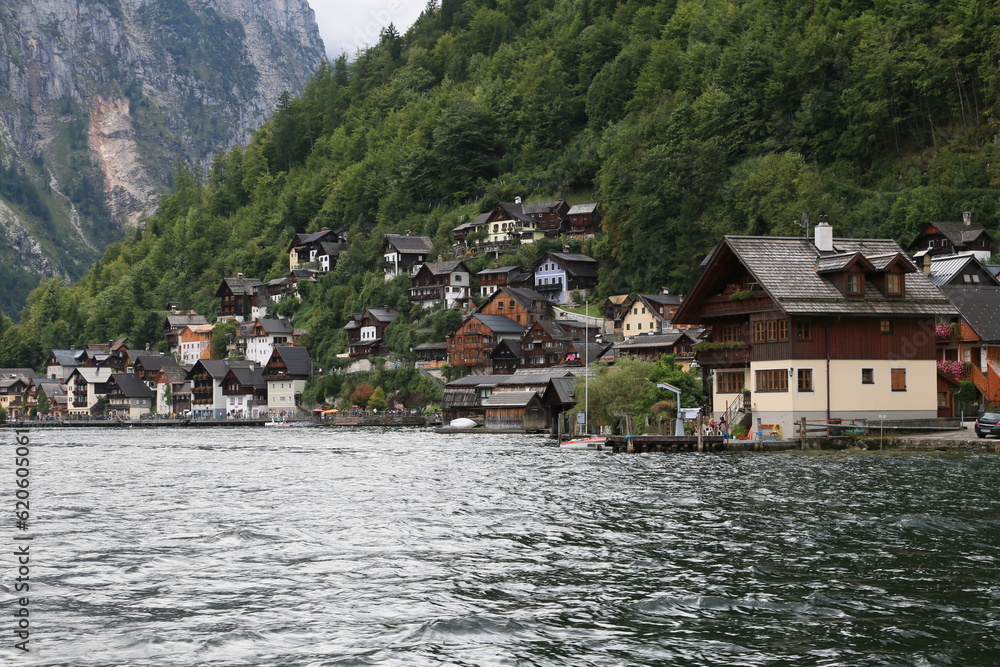 Naklejka premium A lakeside town with colorful buildings and boats on the water, Austria