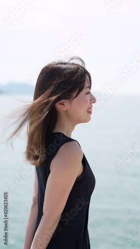 海を散策する女性