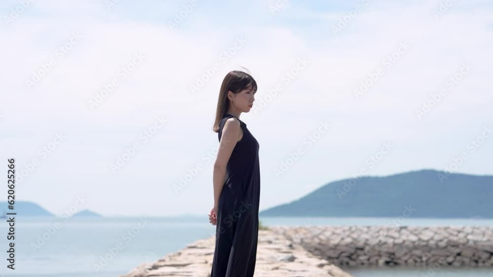 海を散策する女性